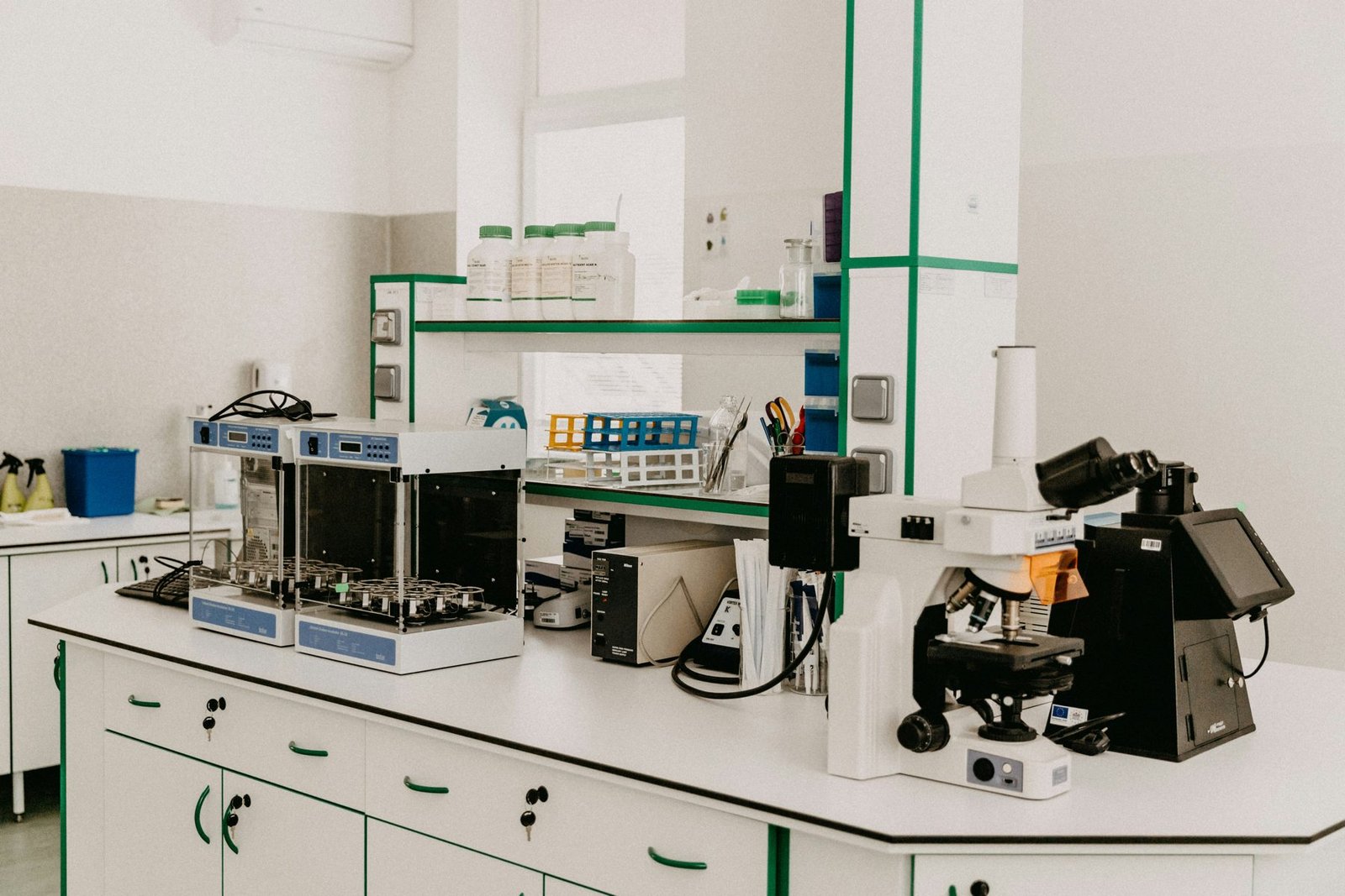 Compounding lab bench with instruments
